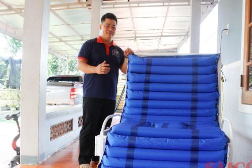 Sáng chế giường y tế đa năng tặng người nghèo