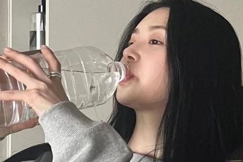 4 sai lầm khi uống nước đang âm thầm làm hại trái tim