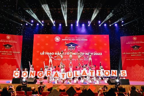 Trường Đại học Ngoại thương trao bằng tốt nghiệp cho gần 1800 tân cử nhân