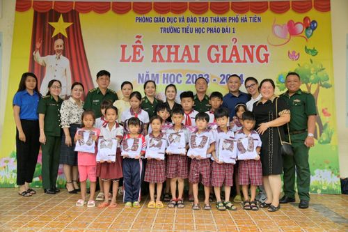 Niềm vui đầu năm học mới của học sinh nghèo vùng biên