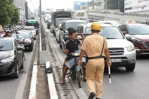 Hà Nội: Ngăn chặn tình trạng xe máy đi vào đường Vành đai trên cao