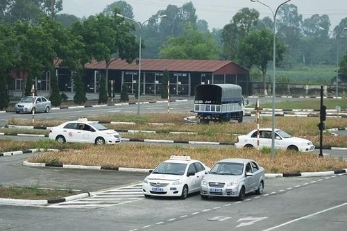 Đề xuất quy định niên hạn đối với xe tập lái và xe sát hạch