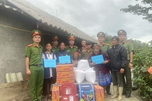 Lào Cai: Công an giúp đỡ một gia đình dân tộc Mông đặc biệt khó khăn