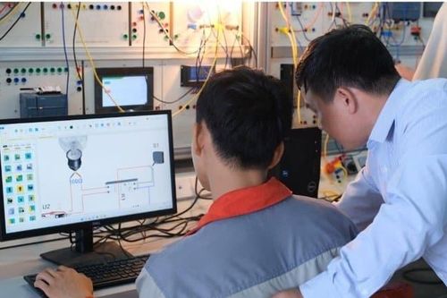 Người trẻ chọn học nghề trong bối cảnh chuyển đổi số