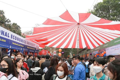 Tuyển vượt chỉ tiêu, ồ ạt mở ngành mới: Các trường đại học bị 'tuýt còi'