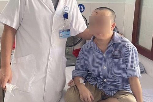 Người đàn ông 36 tuổi thân hình nhỏ bé do mắc bệnh u não hiếm