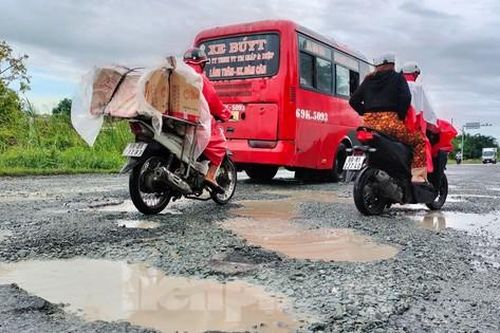 Tuyến quốc lộ 1 qua Cà Mau 'thủng lỗ' sau mưa lớn kéo dài