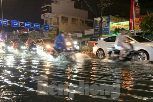 Mưa như trút nước, nhiều tuyến phố Đà Nẵng 'biến' thành sông