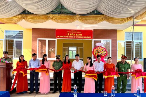 TT-Huế: Bàn giao 5 trụ sở công an xã