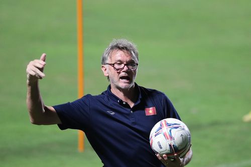Tuyển Việt Nam: HLV Philippe Troussier dè dặt với tân binh