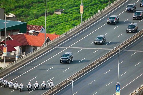 Cận cảnh đoàn xe chở Tổng thống Mỹ qua các tuyến phố Hà Nội