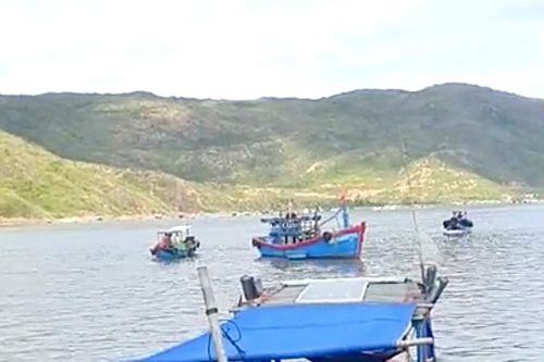 Bơi theo thuyền thúng, một ngư dân tử vong trên biển