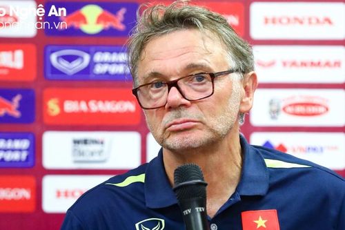 Huấn luyện viên Troussier đánh giá cao hậu vệ Hồ Văn Cường