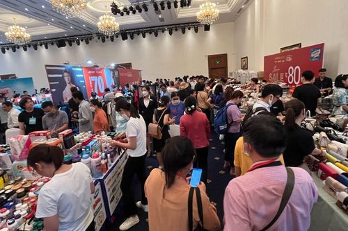 Người dân đổ xô mua hàng hiệu giảm giá sâu tới 90%