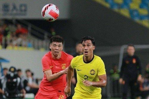 CĐV Trung Quốc tức giận đến ngất xỉu, phải thở oxy khi đội nhà hòa Malaysia