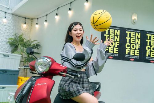 Hot girl 9x và nhan sắc cực xinh bên xe tay ga Yamaha