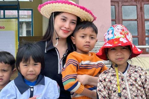 Vượt gần 200km, Hoa hậu Tiểu Vy mang hàng tấn quà tặng đến trẻ em và người dân vùng cao