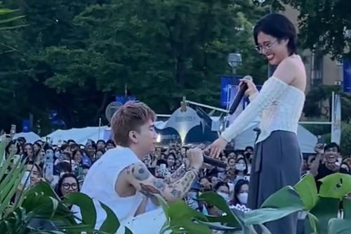 Xôn xao clip ca sĩ Chi Dân cầu hôn một hotgirl trước hàng trăm người?