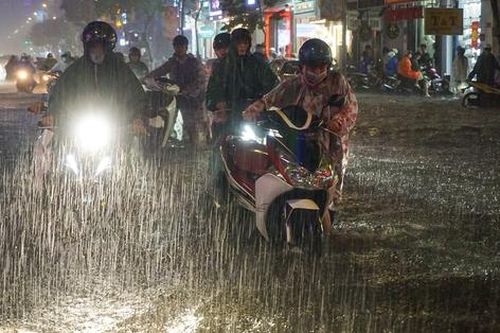 Đường phố Đà Nẵng ngập cục bộ sau mưa lớn, người dân chật vật lội nước về nhà