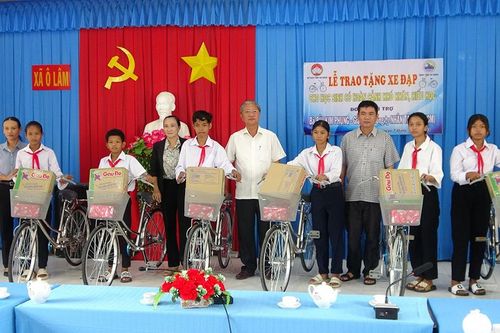 Thêm 20 xe đạp cho học sinh Khmer huyện Tri Tôn
