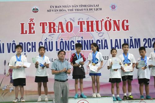 Trao 16 bộ huy chương cho các tay vợt xuất sắc Giải Vô địch Cầu lông tỉnh Gia Lai năm 2023