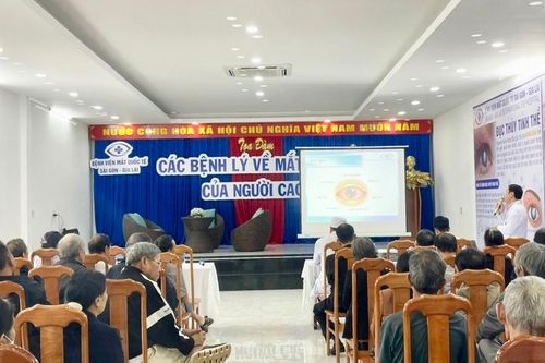 Khám sàng lọc, tư vấn các bệnh lý về mắt cho người cao tuổi Pleiku