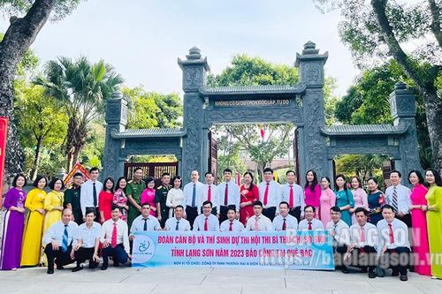 Đoàn cán bộ và thí sinh tham gia hội thi Bí thư chi bộ giỏi tỉnh báo công tại quê Bác