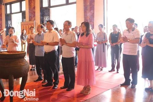 Đoàn đại biểu tham dự Hội thảo báo Đảng miền Đông Nam bộ mở rộng năm 2023 dâng hương tại Văn miếu Trấn Biên và tham quan dự án sân bay Long Thành