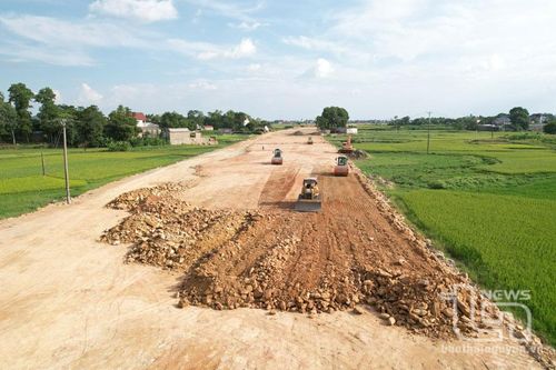 'Vượt nắng, thắng mưa' trên các công trình