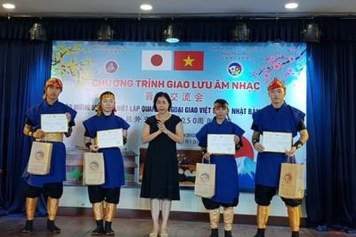 Đoàn nghệ thuật Okinawa giao lưu, biểu diễn tại Học viện Âm nhạc Huế