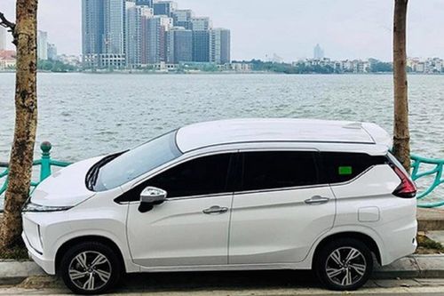 Ô tô đỗ kiểu 'ghếch chân' lên vỉa hè bị xử phạt như thế nào?