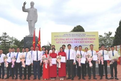 Quảng Ninh: Thiêng liêng, kết nạp Đảng bên tượng Bác trên đảo Cô Tô