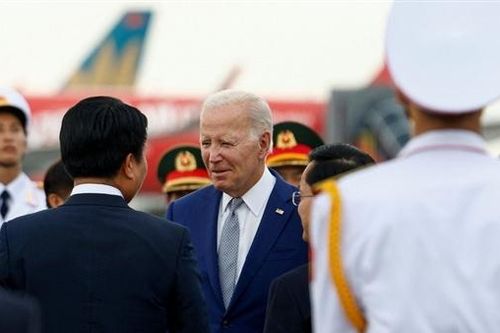 Tổng thống Hoa Kỳ Joe Biden đến Hà Nội, bắt đầu chuyến thăm Việt Nam