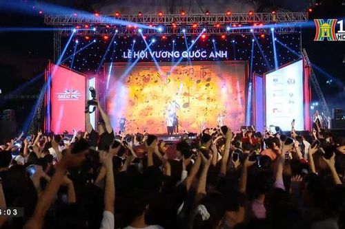 Nhóm nhạc 911 biểu diễn ở phố đi bộ Hồ Gươm