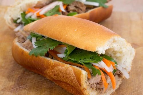 Phở và bánh mì lọt vào danh sách 'món ăn nổi tiếng nhất định phải thử trong đời'