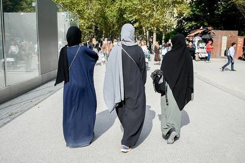 Mặc trang phục abaya, hàng chục nữ sinh Pháp bị cấm vào trường
