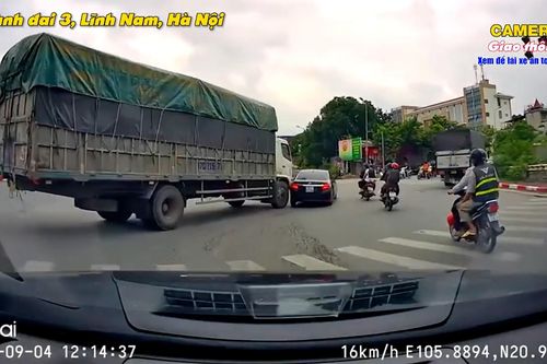 Xe tải đi bên trái, tài xế 'quay ngoắt' sang phải và cái kết
