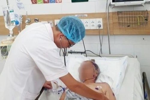 Hà Nội: Đang đi bộ, người đàn ông bị đàn ong tấn công, đốt gần 300 nốt