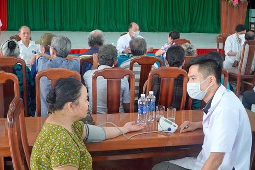 Người cao tuổi miền núi được khám sàng lọc và lập hồ sơ quản lý sức khỏe