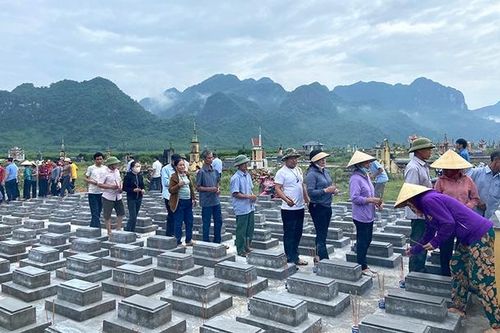 Việc làm ý nghĩa đối với hơn 1.000 ngôi mộ 'vô chủ'