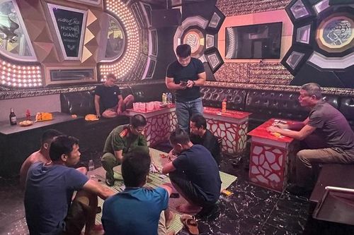 Thuê phòng quán karaoke để tổ chức đánh bạc