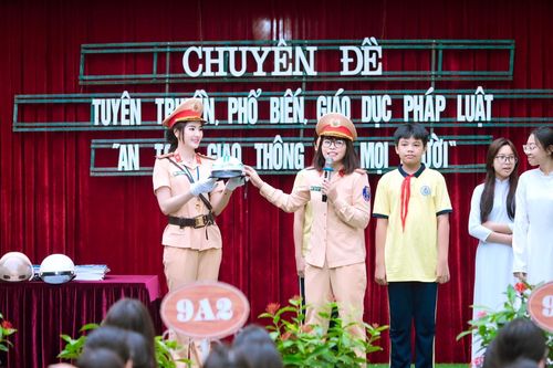 Nữ Cảnh sát giao thông Công an Thanh Xuân với chương trình bổ ích, thu hút gần 4000 học sinh tham gia