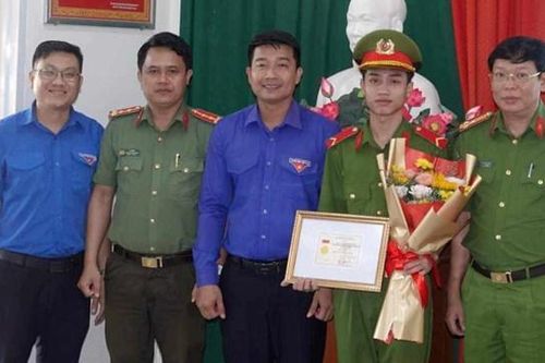 Bình Thuận: Chiến sĩ Cảnh sát PCCC được tặng Huy hiệu 'Tuổi trẻ dũng cảm'