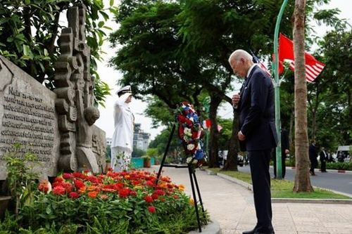 Tổng thống Biden tới hồ Trúc Bạch đặt hoa tưởng nhớ 'người bạn' John McCain