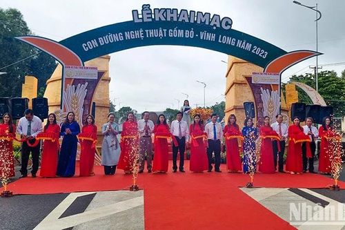 Vĩnh Long khai mạc 'Con đường nghệ thuật gốm đỏ'