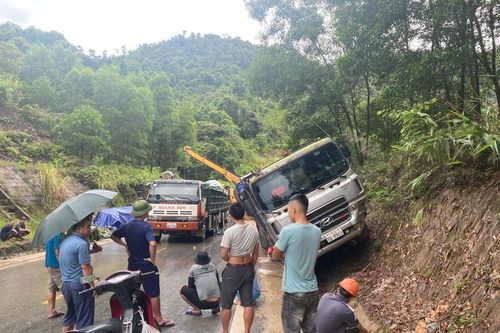 Xe đầu kéo lật nghiêng bên vách núi trên quốc lộ 12C
