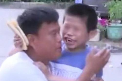 Đoàn tụ với con trai bị bắt cóc 16 năm, cha mẹ khóc ngất