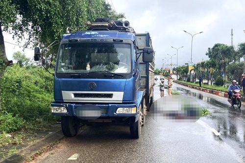 Tông vào đuôi xe tải đậu bên đường, 2 vợ chồng tử vong tại chỗ