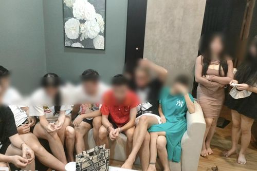 Bắt 9 người ở Hòa Bình sử dụng ma túy tại tòa nhà chung cư