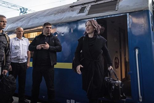 Bất ngờ thăm Kiev, Ngoại trưởng Đức dành lời 'có cánh' cho Ukraine